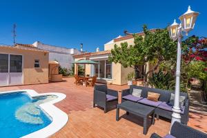 Bazén v ubytování Villa das Nogueiras nebo v jeho okolí