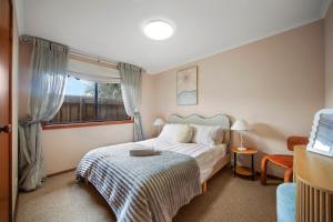 a bedroom with a bed and a window at Peaceful Garden location in Hoppers Crossing in Tarneit