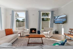 TV a/nebo společenská místnost v ubytování Leisure Isle Getaway