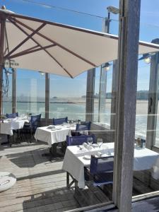 Restaurace v ubytování 50m from Beach & Casino in City Center Blankenberge