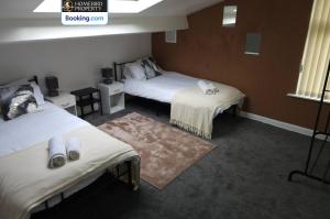 Ένα ή περισσότερα κρεβάτια σε δωμάτιο στο Spacious 3-Bedroom Semi Detached House By Homebird Property Management Short Lets & Serviced Accommodation Leeds With Private Parking & Garden +4 φωτογραφίες