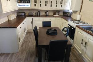 Η κουζίνα ή μικρή κουζίνα στο Spacious 3-Bedroom Semi Detached House By Homebird Property Management Short Lets & Serviced Accommodation Leeds With Private Parking & Garden