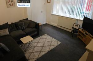 Μια τηλεόραση ή/και κέντρο ψυχαγωγίας στο Spacious 3-Bedroom Semi Detached House By Homebird Property Management Short Lets & Serviced Accommodation Leeds With Private Parking & Garden
