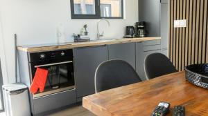 una cucina con tavolo, sedie e lavandino di Mobile Homes Holland - Jersleber See Camping & Erlebnisresort a Jersleben Altre 6 foto