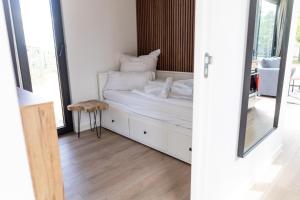 un letto in una camera con specchio di Mobile Homes Holland - Jersleber See Camping & Erlebnisresort a Jersleben