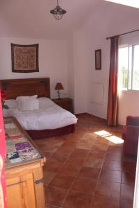 ベヘール・デ・ラ・フロンテーラにあるCasa El Sotoのベッドルーム1室(ベッド1台、ソファ、テーブル付)