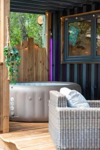 Posezení v ubytování L'Eguilles de Pins