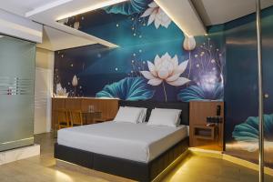a bedroom with a bed with a flower mural on the wall at STILLUS MOTEL - Suítes Privativas Confortáveis em Imperatriz in Imperatriz