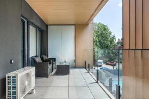 un balcone con vista su un edificio di Forest by Solarento a Międzyzdroje