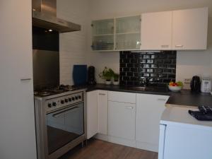Η κουζίνα ή μικρή κουζίνα στο Bungalow in Noordwijk near Lake & Beach