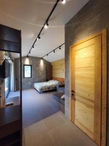 伊斯梅尔雷Lady and Bear的卧室设有门,卧室内设有一张床