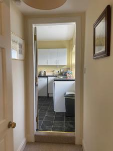 Η κουζίνα ή μικρή κουζίνα στο Fordie South Cottage +6 φωτογραφίες