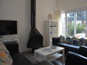 Χώρος καθιστικού στο Bungalow in Noordwijk near Lake & Beach