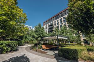 Zahrada ubytování Petrovdom Apartments 5-123, Building 18, in RC Fayna Town, Saliutna Street 2