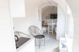 Η κουζίνα ή μικρή κουζίνα στο Iglus 2 Personen - Jersleber See Camping & Erlebnisresort +5 φωτογραφίες