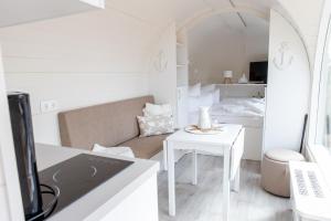 a living room with a couch and a table at Iglus 4 Personen - Jersleber See Camping & Erlebnisresort in Jersleben