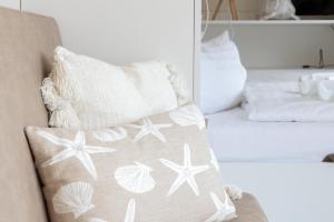 a pillow sitting on a couch next to a bed at Iglus 4 Personen - Jersleber See Camping & Erlebnisresort in Jersleben