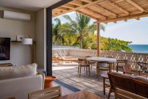 Una sala de estar con vista al mar. en Wave House, en El Zonte