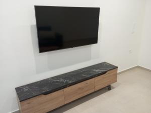 Televisyen dan/atau pusat hiburan di Golden Orb
