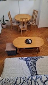 ベオグラードにあるApartment Vidikovacのリビングルーム(テーブル、椅子付)