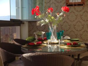 En restaurant eller et andet spisested på Benidorm Gemelos penthouse with private pool