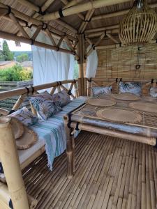 En eller flere senge i et værelse på Appartement cozy