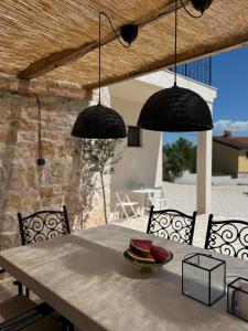 een tafel met een bord watermeloen erop bij NEW 2024! Casa Vecchia in Višnjan