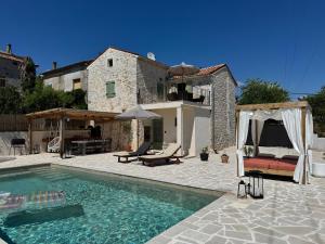 een villa met een zwembad en een huis bij NEW 2024! Casa Vecchia in Višnjan
