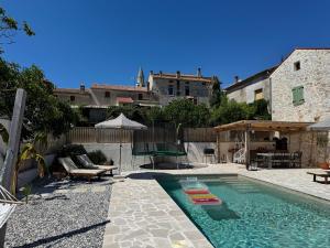 een zwembad in een tuin met een huis bij NEW 2024! Casa Vecchia in Višnjan