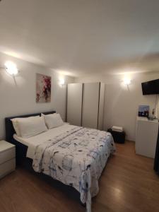 a bedroom with a large bed in a room at Blue Sunset in Razvala