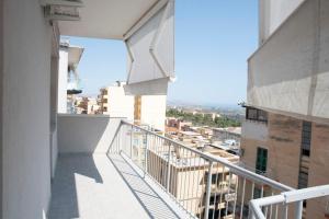 una vista desde el balcón de un edificio en Akrone Rooms City Center, en Agrigento