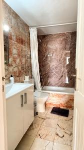 Ένα μπάνιο στο Las Americas Camison With Pool and Patio 7 By Tenerife365 +36 φωτογραφίες