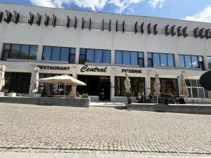 伯伊莱海尔库拉内Complex Turistic Central的一座前面有一把伞的建筑物