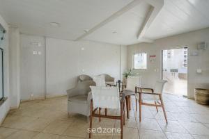 a dining room with a table and chairs at Apto em Cond. c/ Piscina aquecida CUR0905 in Florianópolis