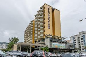 a large building with cars parked in a parking lot at Apto em Cond. c/ Piscina aquecida CUR0905 in Florianópolis