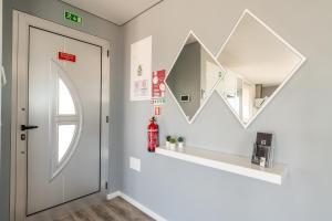 un pasillo con una puerta blanca y una ventana en Casa Alan by Rent2u, Lda, en Arco da Calheta 25 fotos más