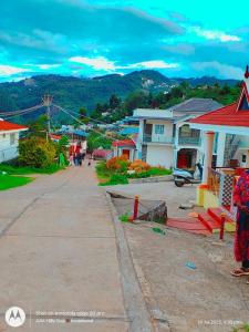 a street in a small town with houses at AAK Hills stay villa in Kodaikānāl