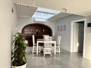 Un comedor con mesa y sillas en 17onSheerness in East London Green Belt, en East London