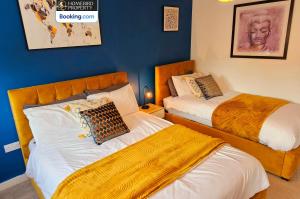 Postel nebo postele na pokoji v ubytování Welcoming 2Bedroom Apartment By Homebird Property Management Short Lets & Serviced Accommodation Harrogate With Free Parking