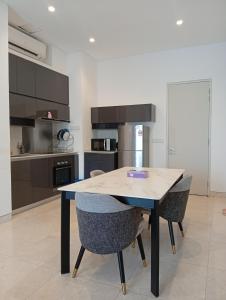 Nhà bếp/bếp nhỏ tại Exclusive Suites Lucentia Residence By Lalaport BBCC