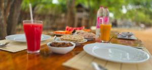 蒂瑟默哈拉默Thumbaya Resort Yala的桌子上摆满了食物和饮料 更多57张照片