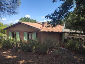 BrancorsiにあるPodere Casa La Gualdaの赤屋根のピンクの家 +29枚の写真