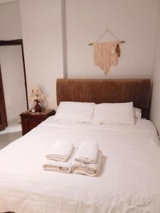 Un pat sau paturi într-o cameră la Little Nest