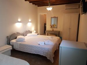 1 dormitorio con 1 cama con toallas en Archipelagos, en Naxos Chora