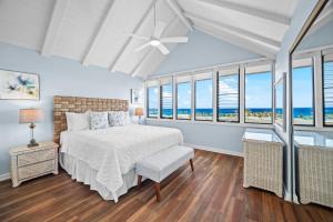 ein Schlafzimmer mit einem Bett mit Blick auf das Meer in der Unterkunft Makanui 221 in Kipu + 19 Fotos