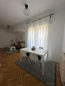a white table and chairs in a living room at VUT Torreón de los Guzmanes in Ávila