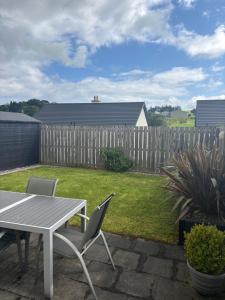 Κήπος έξω από το 1608 Bushmills Holiday Home