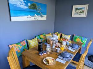 uma mesa de jantar com comida em Edinburgh Home from Home em EDI