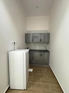 une cuisine avec un réfrigérateur blanc dans une pièce dans l'établissement شقة مفروشة فاخره, à Hafr Al Baten