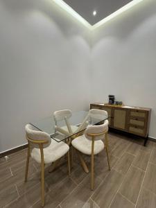 une table et quatre chaises dans une pièce dans l'établissement شقة مفروشة فاخره, à Hafr Al Baten